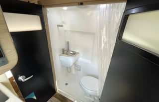 Mercedes Sprinter 4x4 - Solar/Generator