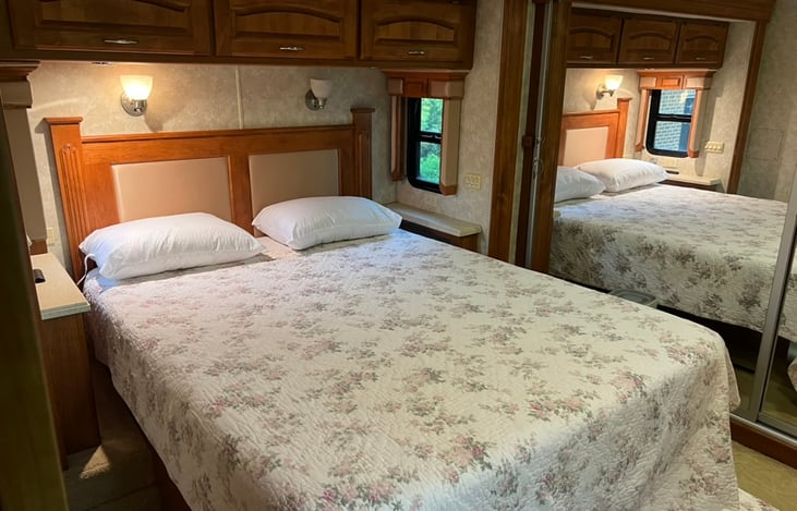 Main Bedroom, Queen bed.