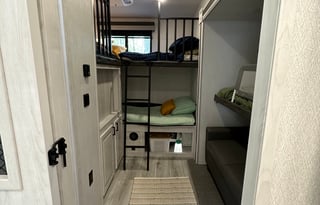 2023 East to West Ahara 378BH-OK W/Huge Bunkhouse