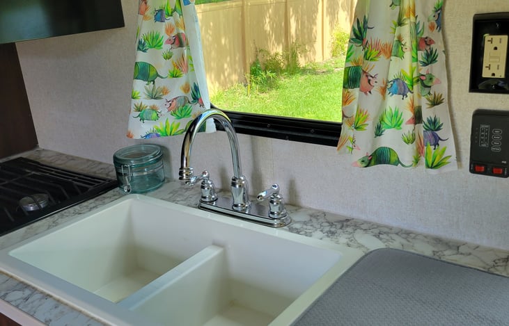 Kitchen sink area with drying mat