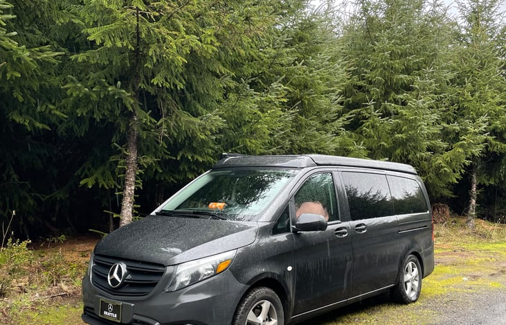 Camper with all amenities closed and ready to drive