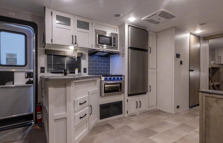 Beautiful full kitchen with pantry