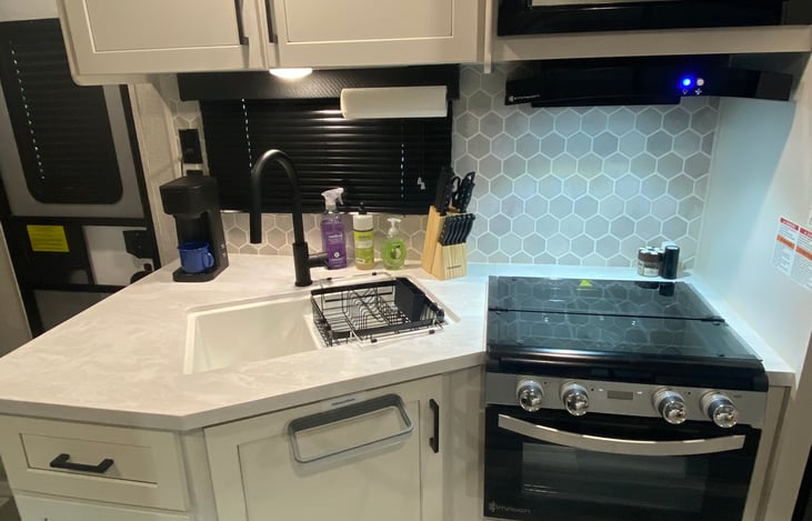 Roomy kitchen with lots of storage