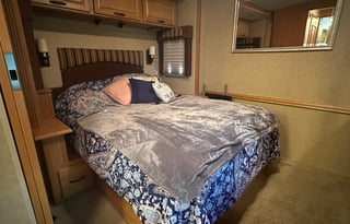 2008 Winnebago Adventurer 33C