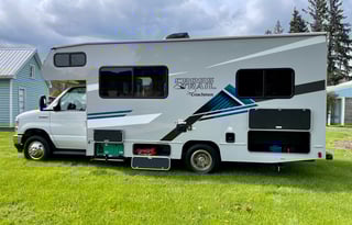 Modern RV – Pet Friendly, Easy, & Road-Trip Ready!
