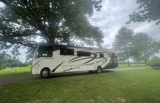 2019 Luxury Motor Coach w/ Washer / Dryer
