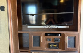 Steele’s Keystone Fuzion345 5thWheel Delivery only