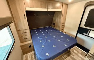 IMAGINE-2 Pvt Queen Master, Bunks, Dinette & Sofa
