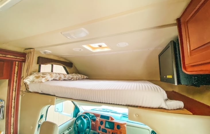 Queen sized upper bunkbed