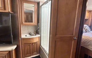 2017 Thor Miramar 34.2,Tailgate-outdoor Kitchen/TV