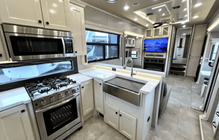 BEACON w/ King Bed, Res Kitchen 1.5 Baths & W/D