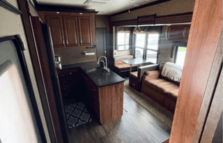 This is a 5th wheel trailer.  Special hitch req’d