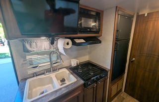 Easy to hard shell camper trailer for 5