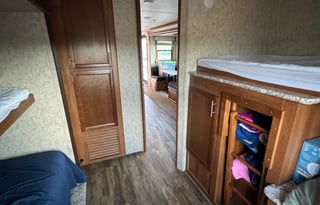 Luxury Bunkhouse Camper – Pet & Family Friendly