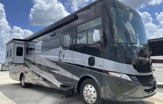 Beautiful luxury RV is Kid and Pet friendly!