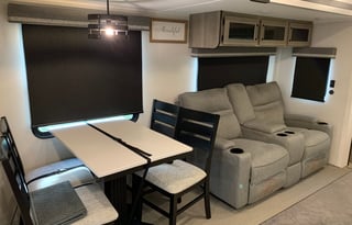 "Anzola" Private Bedroom -  Huge Living /Kitchen