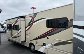 30' Thor 10 Sleeper w Bunks 2 SlideOut Rooms WiFi