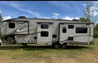 2019 Jayco 5th wheel-4 slides, outdoor kitchen