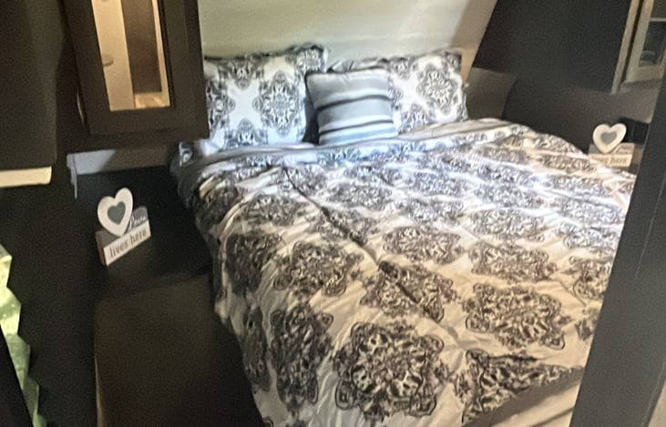 Queen size bed in master room, includes 2 warbdrobe and also a Tv in room.  Also a blue light for down time or relax time or anything you would like to call it.