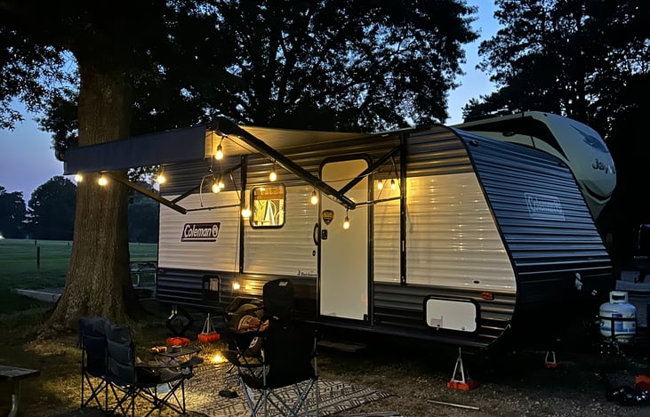 Our Coleman Lantern 17B RV for rent is compact and easy to tow, making it the perfect unit for those who have SUVs or half-ton trucks. It's compact size also makes it easy to park in tight spots.