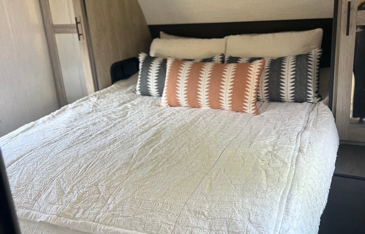 Master bedroom with Queen plush mattress