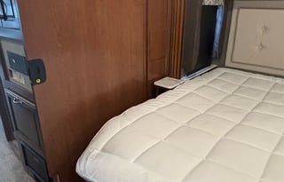 Class A Bounder 2 Full Bath w/ King and Bunkhouse