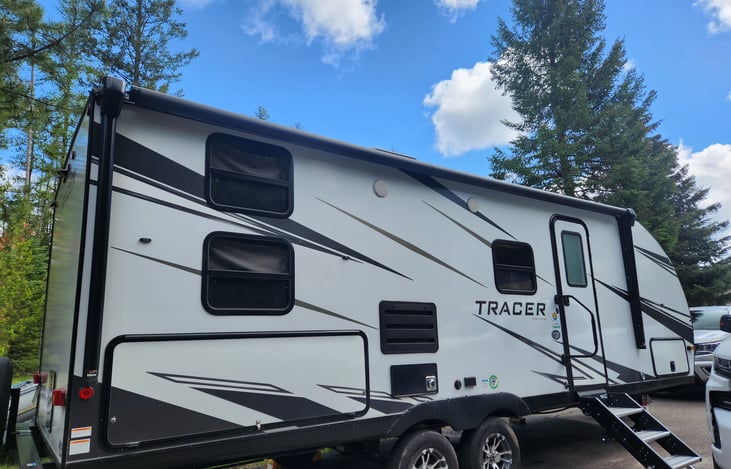 27 foot Tracer . All the comforts of home including an outdoor kitchen.
