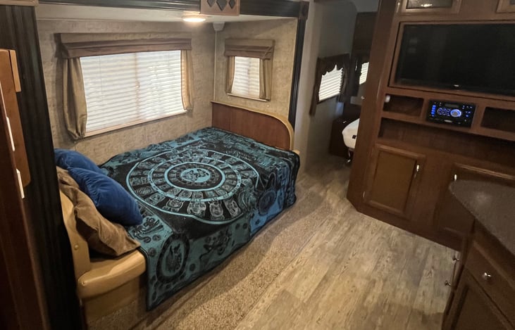 Large dinette bed, cozy for 2 adults or a couple of kids