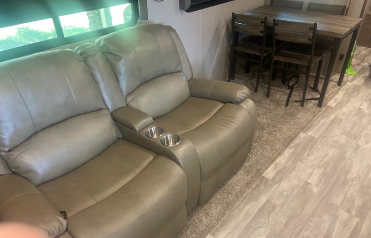 Recliners and kitchen table/chairs