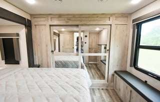 2022 Glamping Keystone Avalanche 5th wheel