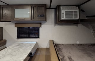 2021 Coleman 17 B Lantern Series (Pearl)