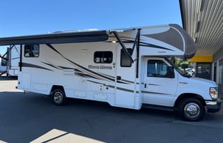 2017 Winnebago Minnie Winnie 27Q