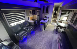 2022 Cherokee Arctic Wolf 3660 Suite