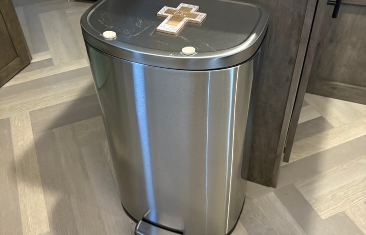 Extra large garbage can