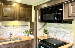The Queen Bea: Class C 2018 Jayco Greyhawk 31FS