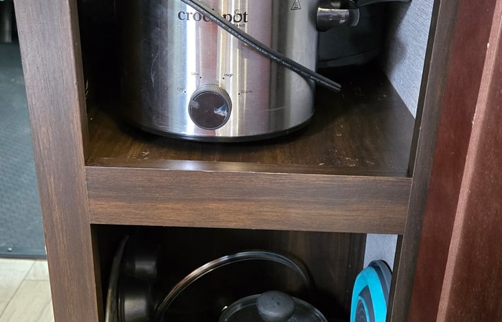 2 crockpots (small and large)
1 set of cooking pots & pans
1 6 ct muffin tray
1 pizza pan
1 Strainer