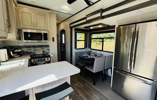 The Cabana Montana - 2021 Montana HC 377FL