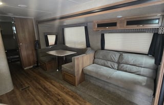 ALL SEASON-2019 Coachmen Legacy Edition Sleeps 10!