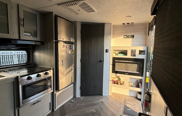 Great fridge/freezee, microwave/conventional oven! Fireplace and tv above (included)