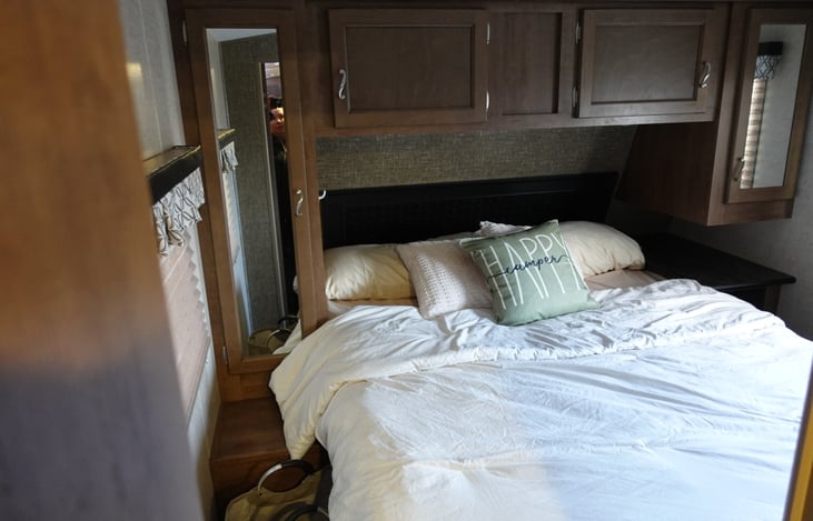 Queen size bed- extra linens provided