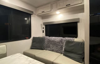 Cozy couples camper 2022 EAST TO WEST Silver Lake