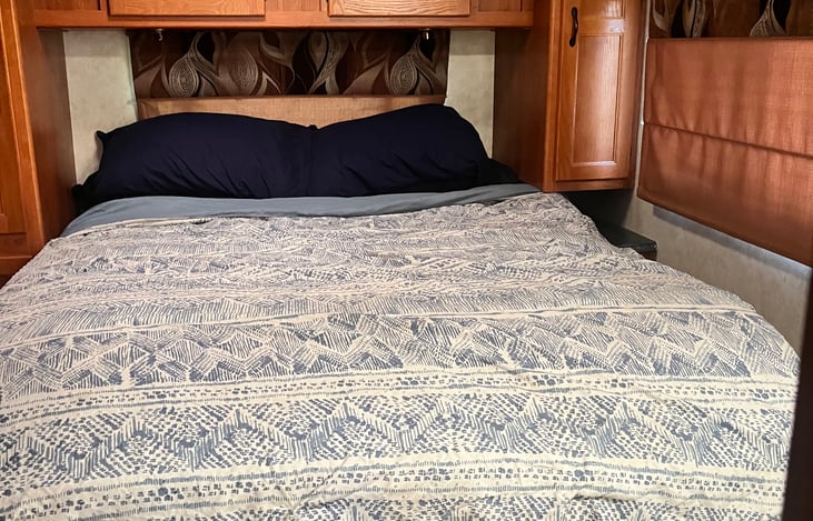 Queen size with mattress topper, topper is a little bit bigger than the bed