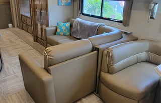 Family Fun Coach-MN-Bring Fido -2Bath! - 2019