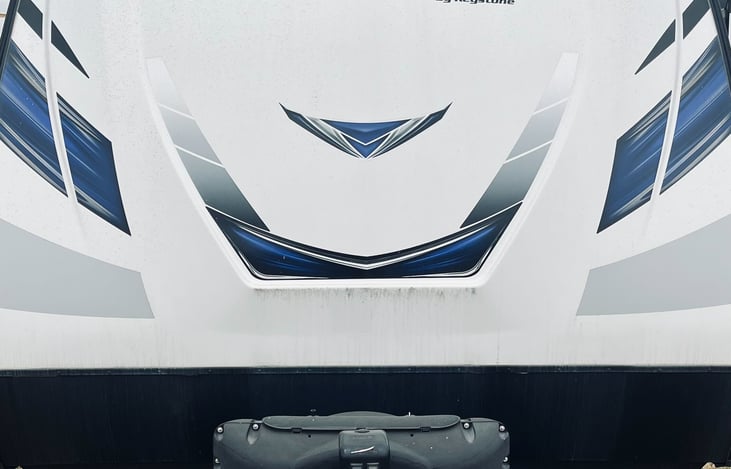 Dual propane tanks.  Electric jack.