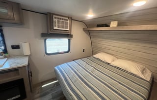 Charming 2024 Coleman 17R - Cozy and Cute!