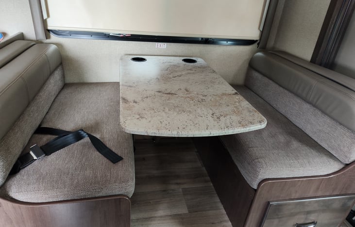 Dinet

2 seatbelts here