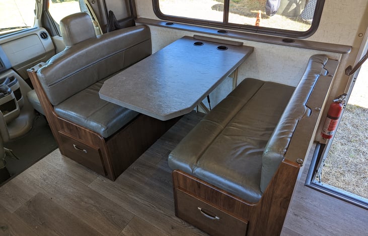 Dinette. Can be transformed to a sleeping space as well.