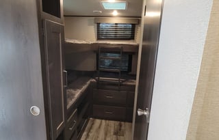 Dual-Suite Retreat Family Bunkhouse 32' Transcend
