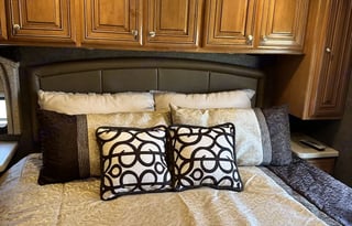 2017 Thor Miramar 34.2,Tailgate-outdoor Kitchen/TV