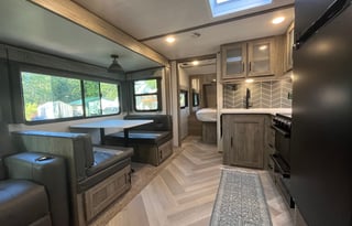 Big & Comfy - Large bathroom, full kitchen + Pets!